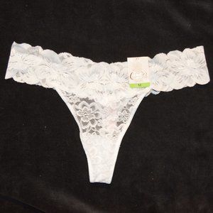 Candie's NWT White Lace Scallop Thong ZZ81U159R S